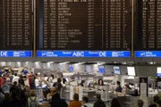 Der Frankfurter Rhein-Main-Flughafen ist eine internationale Welt zwischen Ankunft und Abflug, zwischen Kommen und Gehen. Mehr als 61 Millionen Menschen starten und landen jedes Jahr auf Deutschlands größtem Flughafen.