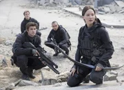 Auf dem lebensgef&auml;hrlichen Weg ins Kapitol: die Rebellen Gale (Liam Hemsworth), Finnick (Sam Claflin), Messalla (Evan Ross) und Katniss (Jennifer Lawrence) ...
