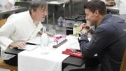 Booth (David Boreanaz, r.) vermutet ein psychologisches Problem hinter seiner Zielgenauigkeit beim Schießen und sucht seinen alten Berater Dr. Gordon Wyatt (Stephen Fry) auf. Der hat den Psychiaterberuf allerdings an den Nagel gehängt, um seiner Koch-Leidenschaft nachzugehen.