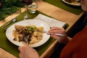 Die Hauptspeise: Gefüllte Weihnachtsgans mit Rosenkohl und Kartoffelknocken.