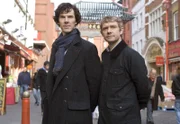 Die Spur der Mörder führt Holmes (Benedict Cumberbatch, li.) und Watson (Martin Freeman) ins Londoner Chinatown.