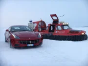 "The Stig" mit einem Ferrari FF und einem Luftkissenfahrzeug.