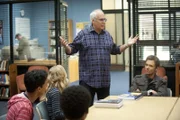Ist wieder da und denkt nicht daran, seinen Platz in der Lerngruppe zu räumen: Pierce (Chevy Chase, M.) ...