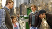 Hans Gruber (Heiko Ruprecht, l.) und seiner Tochter Lilli (Ronja Forcher, 2.v.l.) sind Simons (Daniel Wiemer, M.) angeblichen Freunde, Rainer (Joram Voelklein, r.) und Udo (Andreas Günther, 2.v.r.), überhaupt nicht geheuer.