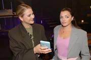 ACHTUNG SPERRFRIST! Die Veröffentlichung dieses Motives ist für alle ONLINE-MEDIEN (außer Programm-Presse) erst ab dem 02.01.2025 frei. Alicia (Josefin Bressel, l.) merkt, dass Emily (Anne Menden) ihren Erfolg mit der Fashionshow nicht richtig genießen kann.