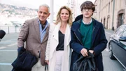 Frank (Florian Fitz, l.) und seine Ehefrau Giulia (Barbora Bobulova, M.) freuen sich darauf, mit ihrem gemeinsamen Sohn Nino (Luca Castellano, r.) auf die große Schiffsreise zu gehen.