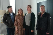 Nathalie (Amrei Haardt, 2.v.l.) verflucht sich selbst, als eine Nachlässigkeit Jennys (Kaja Schmidt-Tychsen) Gefühle befeuert. Links Ben (Jörg Rohde), rechts Ingo (André Dietz)