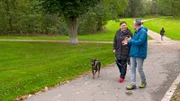 Hundecoach Andreas Ohligschläger (r) mit Ines und ihrem Hund Mick.