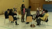 Jo (Salka Weber, M.) ist bei der Gruppentherapie und beschreibt ihre Probleme mit Hilfe eines Wollknäuels.