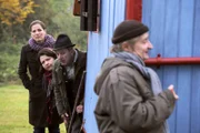 Schattenhofer, Monika und Annalena spionieren Xaver nach. Von links: Annalena Brunner (Heidrun Gärtner), Monika Vogl (Christine Reimer), Lorenz Schattenhofer (Werner Rom), Xaver (Michael Schreiner).