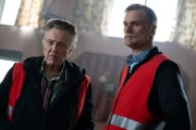 Um Johns (Darren Boyd, r.) Fehler zu vertuschen, denken sich Frank (Christopher Walken, l.) und John einen raffinierten Plan aus, der Johns Vater hinters Licht führen soll.