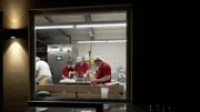 In den vergangenen Jahren hat Bäcker Behrens viel Geld investiert. Heute können ihm die Kunden sogar bei der Arbeit zuschauen.