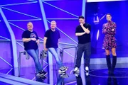 (v.l.) Elton, Jens "Knossi" Knossalla, Tim Mälzer, Moderatorin Laura Wontorra (Challenge-Erklärung: Bitte einparken)