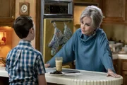 Sheldon Cooper (Iain Armitage, l.); Connie "Meemaw" Tucker (Annie Potts, r.)