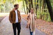 Leon hört sich Karolins Geschichte an: Ihr Ex-Partner stalkte sie monatelang.