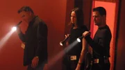 Vier Mönche wurde auf brutale Weise ermordet. (v.l.) Grissom (William Petersen), Sara (Jorja Fox) und Nick (George Eads) untersuchen den Tatort.