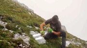 Karl Tisch alias Hausmeister vom Schneeberg beim Markieren vom einem Wanderweg.
