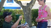 Kann der nette Herr auf dem Dorfplatz Sandra einen entscheidenden Tipp auf der Suche nach Claudias Mutter in Portugal geben?
