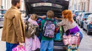 Morgane (rechts: Audrey Fleurot) und ihre Kinder packen ihre Sachen, um bei Karadec (links: Mehdi Nebbou) einzuziehen.
