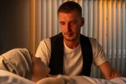 Im Fall eines getöteten Apothekers konzentrieren sich die Ermittlungen schnell auf den Dachdecker Leonhard Gregoritsch (David Mullikas), dessen Frau Annabel (Komparsin) an einer schweren Krebserkrankung leidet. Gregoritsch hatte dem Apotheker vorgeworfen, ihr lebenswichtige Medikament absichtlich falsch gemischt zu haben, um seine Gewinnspanne zu erhöhen. Hat sich Gregoritsch aus Verzweiflung dafür gerächt?