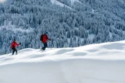 Mario Lugger ist Bergführer und Mitglied der Bergrettung. Seine Aufgabe ist es, die Schneedecke zu messen und die Schneebeschaffenheit bezüglich Lawinengefahr zu kontrollieren. Am liebsten verbindet er das mit einer Skitour.