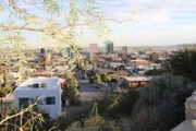 Mehrere Gebäude und Häuser sind von oben in El Paso, Texas, zu sehen. (National Geographic für Disney)