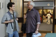Für das Biologie-Projekt soll Pierce (Chevy Chase, r.) ausgerechnet mit dem unbeliebten Todd (David Neher, l.) zusammenarbeiten ...
