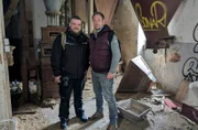 Tobias Kämmerer (re.) mit Michael in einer alten Mühle.