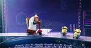 Umgeben von einer ganzen Armee von "Minions" (M. und r.) und zusammen mit demgrausamen Wissenschaftler Dr. Nefario (l.) plant der b&ouml;se Gru ein wahrhaft grausames Verbrechen: die Entf&uuml;hrung des Mondes ...