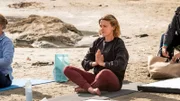 Martha (Sally Bretton) versucht, sich mit Yoga am Strand zu entspannen.