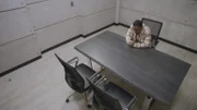 Nachdem MacGyvers bester Freund Bozer (Justin Hires) nun weiß, wer er wirklich ist, prüft die Phoenix Foundation, ob Bozer nun eine Gefahr darstellt.