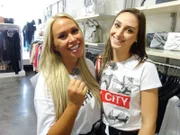 Sandra (l.) zusammen mit ihrer Shoppingbegleitung Sandra N.