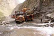Schmelzwasser überflutet den Manali-Leh Highway im Sommer
