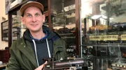 Die Aura alter Blech-Eisenbahnen und Puppen weckt die Sehnsucht nach einer heilen Welt. Daniel Fleischhacker sammelt Blech-Eisenbahnen.