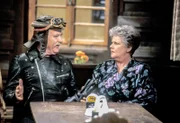 Erna ist irritiert: Opa Stangl macht seine Harley flott.