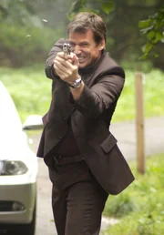 Tom (Rene Steinke) nimmt den flüchtenden Täter ins Visier...
