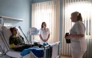 Schwester Miriam (Christina Petersen, re.) ist so aufgeregt, dass Luzie Herbst (Anne-Marie Lux, li.), die Sängerin ihrer Lieblingsband, in der Sachsenklinik ist, dass sie die ganze Zeit quasselt. Oberschwester Arzu (Arzu Bazman, mi.) und Luzie selbst haben das Gefühl, dass sie es mit einem Groupie zu tun haben ... was ja auch ein bisschen so ist.