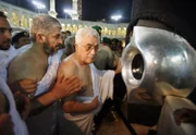 Palestinian President Mahmoud Abbas und Hamas leader Khaled Mashaal stehen vor dem schwarzen Stein in der Kaaba in der Großen Moschee in Mekka.