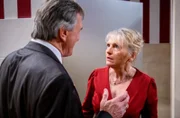 Günther (Johann Schuler, l.) bittet Helene (Sabine Werner, r.), seine Frau zu spielen.