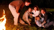 Gerade noch konnten Lilli (Ronja Forcher, 2.v.l.) und Paul (Jonas Kemmler, 2.v.r.) von Martin (Hans Sigl, r.) und Hans (Heiko Ruprecht, l.) aus der brennenden Scheune gerettet werden. Gemeinsam mit Lisbeth (Monika Baumgarnter, M.) kümmern sie sich um die Kinder.