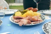 In Estrada bereitet Ofelia ein typisch galicisches Gericht zu: Lacón con Grelos, Vorderschinken vom Schwein mit Steckrübenstängeln.