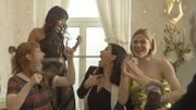 Lena performt als Geburtstagsgeschenk für Elif einen Rap-Song, zu dem alle Goldstein Girls singen und zu tanzen. Im Bild von links: Gast (Komparsin), Lena (Sarah Bauerett), Jo (Salka Weber), Elif (Jasmin Shakeri) und Franzi (Llewellyn Reichman).