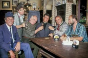 v. li. n. re.: Postbote Feichtlmoser (Erich Seyfried), Gerdi (Gerda Steiner), Opa (Peter Steiner), der Kaplan (Hansi Kraus) und der Bürgermeister (Manfred Maier).