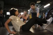 Letizia (Jennifer Dessin-Brasching) blamiert sich vor Julia (Jenny Bach) und Lukas (Marc Schöttner) auf der Slackline und möchte am liebsten im Boden versinken...