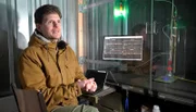 Die Menschen im uckermärkischen Schwedt sind sich uneins: Die einen wollen die vermeintlich gute alte Zeit des russischen Erdöls zurück, des „Schwarzen Goldes“, mit dem Stabilität und bescheidener Wohlstand in die Raffinerie-Stadt kamen. Andere setzen auf erneuerbare Energien und wollen die Stadt in einen innovativen Wirtschaftsstandort wandeln. - Sebastian Becker forscht mit seinem Startup in Schwedt an klimaneutralen Kraftstoffen.