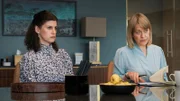 Hannah Stern (Nicola Walker) mit ihrer Klientin India (Jemima Rooper).