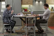 Walden (Ashton Kutcher, r.) nimmt die Trennung von Zoey so schwer, dass er einen Nervenzusammenbruch erleidet. Alan (Jon Cryer, l.) versucht, ihm zu helfen, doch das ist gar nicht so einfach ...