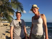 Küchenpraktikanten Andreas und Elisabeth am Strand von Curacao.