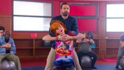 Morgane (vorne: Audrey Fleurot) und Karadec (hinten: Mehdi Nebbou) nehmen an einem Geburtsvorbereitungskurs teil.