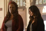 Lacey Antoine (Kecia Lewis, l.); Dr. Lila Kyle (Emmanuelle Chriqui, r.)